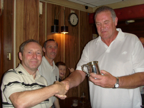 Stuart Earl receives his thanyou award from Roy Eagles